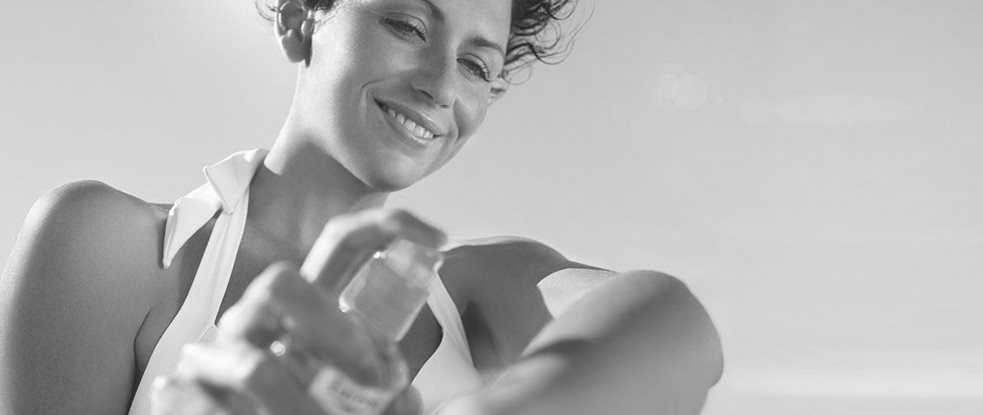 Mujer aplicándose un filtro solar en el brazo
